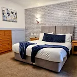 Two Bdr Entire House In London By !! Zaftastic !!