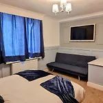 Two Bdr Entire House In London By !! Zaftastic !!