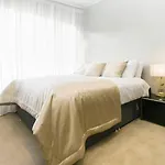 Spacious & Modern By Wembley