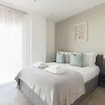 Spacious & Modern By Wembley