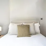 Spacious & Modern By Wembley