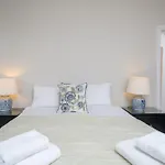 Spacious Flat Near Victoria And Warwick Square