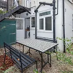 Stylish 1-Bed With Private Entrance & Garden