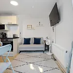 Modern Flat & Balcony In Historic West Kensington