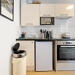 Modern Flat & Balcony In Historic West Kensington