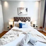 Park Lane Beautiful Family Apartment