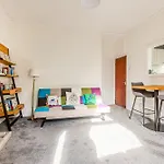 Peaceful 2Br Multilvl Apartment In Streatham