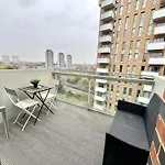 2 Bedrooms 2 Bath Modern Flat, Londdon View Balcony