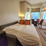 Elegant 2Br Apartment Steps From Tube