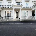 Elegant 2Br Apartment Steps From Tube