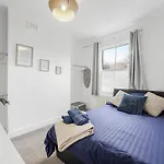 Spacious One Bedroom Private Flat In Brixton +Wifi