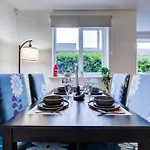 Spacious 2-Bed Apartment Family With Pets Welcome