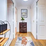 Spacious 2-Bed Apartment Family With Pets Welcome
