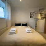 London Apt-Sleeps 4-Parking - Balcony-River View