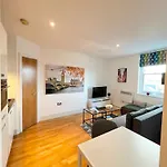 Stylish Flat In Heart Of Clapham