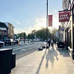 Stylish Flat In Heart Of Clapham