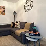 1-Bed Garden Retreat, Tottenham