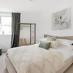 Notting Hill-Opulent Bright Two Bedroom