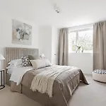 Notting Hill-Opulent Bright Two Bedroom