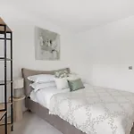 Notting Hill-Opulent Bright Two Bedroom