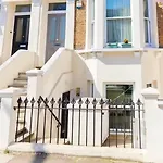 Stylish 3Br Home With Private Patio In Maida Vale