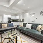 Spacious & Comfortable 3-Bedroom Retreat In Nw10