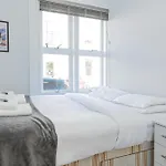 New Listing! 2Br Flat With Patio In Clapham Common