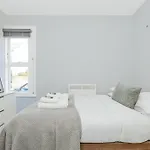 New Listing! 2Br Flat With Patio In Clapham Common