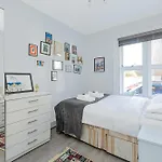 New Listing! 2Br Flat With Patio In Clapham Common