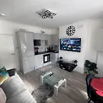 Charming 2 Bedroom Apartment In London