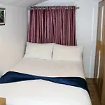 Spacious 4-Bed House - Sleeps 5 Garden & Parking