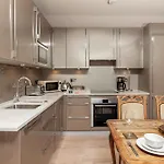 Stylish One Bedroom Oasis, Kensington