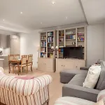 Stylish One Bedroom Oasis, Kensington