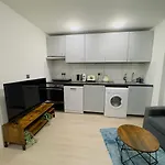 1 Bedroom Sleeps 4 In Golder Green Nw11 London