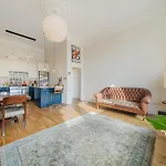 Spacious & Luxurious 2-Bedroom Edwardian Apartment