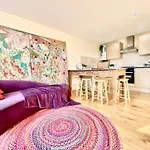 London\'S Central East End 2 Bedroom City Apartments
