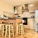 London\'S Central East End 2 Bedroom City Apartments