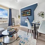 Modern 2 Bed Apartment Sleeps 7