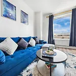 Modern 2 Bed Apartment Sleeps 7