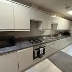 The Stylish Shamrock City Escape - Luxury Apt With Garden - Near Westfields - Sleeps 8
