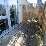 Viewpoint - Modern Big 2 Bedroom Apt - Ideal For Longer Stays & Business Travel