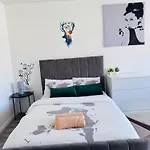 Modern Room In A 4 Bedroom Flat In London, Shared Bathroom!