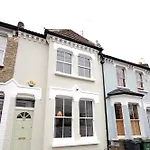 Cosy Earlsfield Pad With Garden