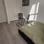 Bright Studio Apt, Great Connection 2B