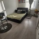 Bright Studio Apt, Great Connection 2B