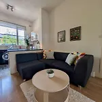 Chic & Modern Flat In London