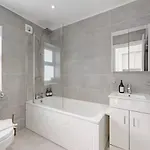 The Stylish Shamrock City Escape - Luxury Apt With Garden - Near Westfields - Sleeps 8
