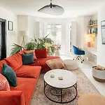 Stylish 2Bd Garden Retreat: Bright & Elegant Stay