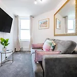 Spacious London Stay - 3 Bedroom Property