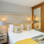 Elegant Ground Floor Apartment With Harrods View And Ac In Knightsbridge